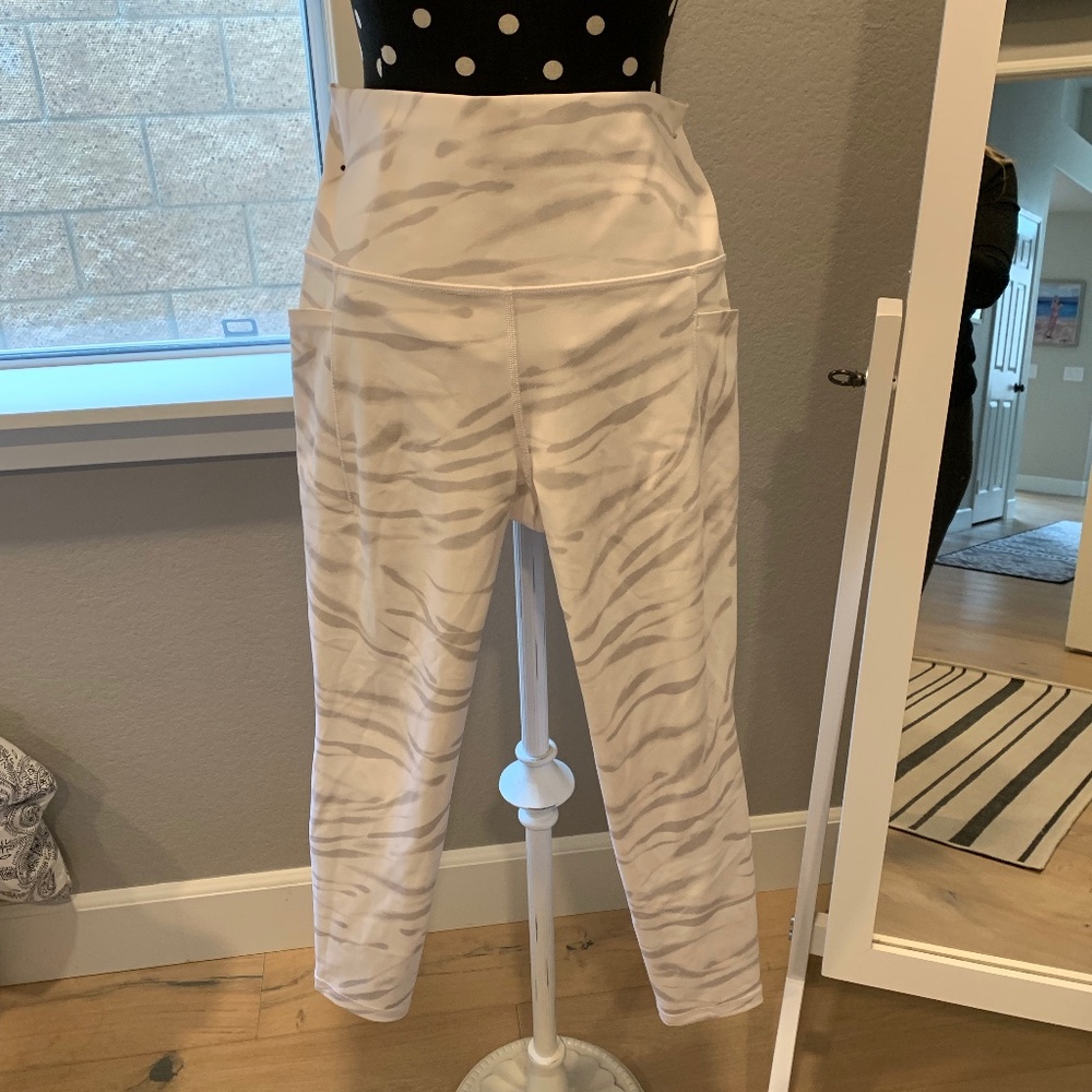 Athleta Salutation Stash Pocket II 7/8 Leggings Size 4